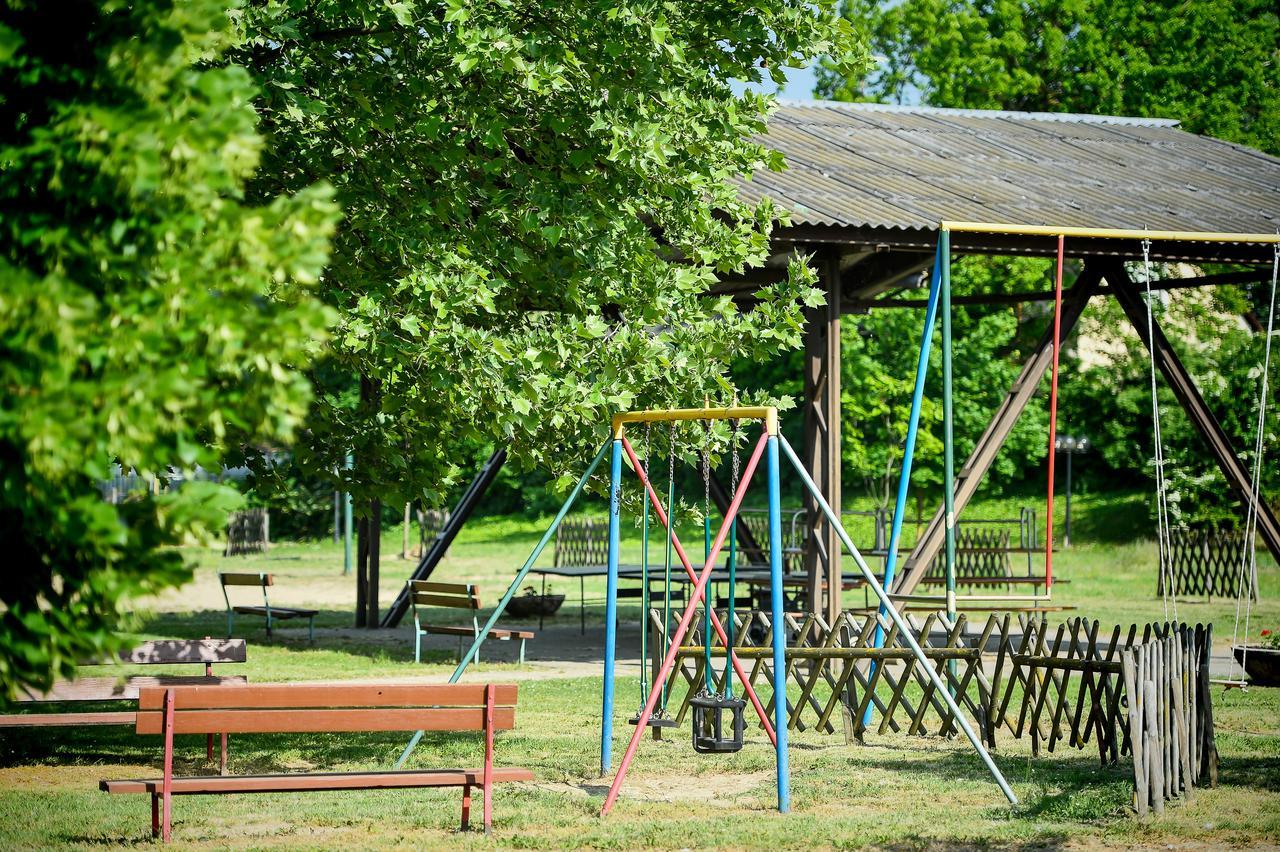 Oliver Inn Balatonlelle Buitenkant foto